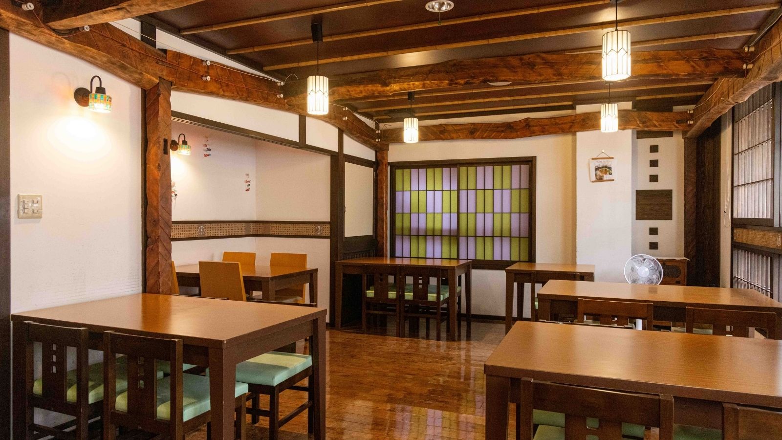 【上州麺処 平の家】１Fとは違った趣あるインテリア。窓の外は湯畑。