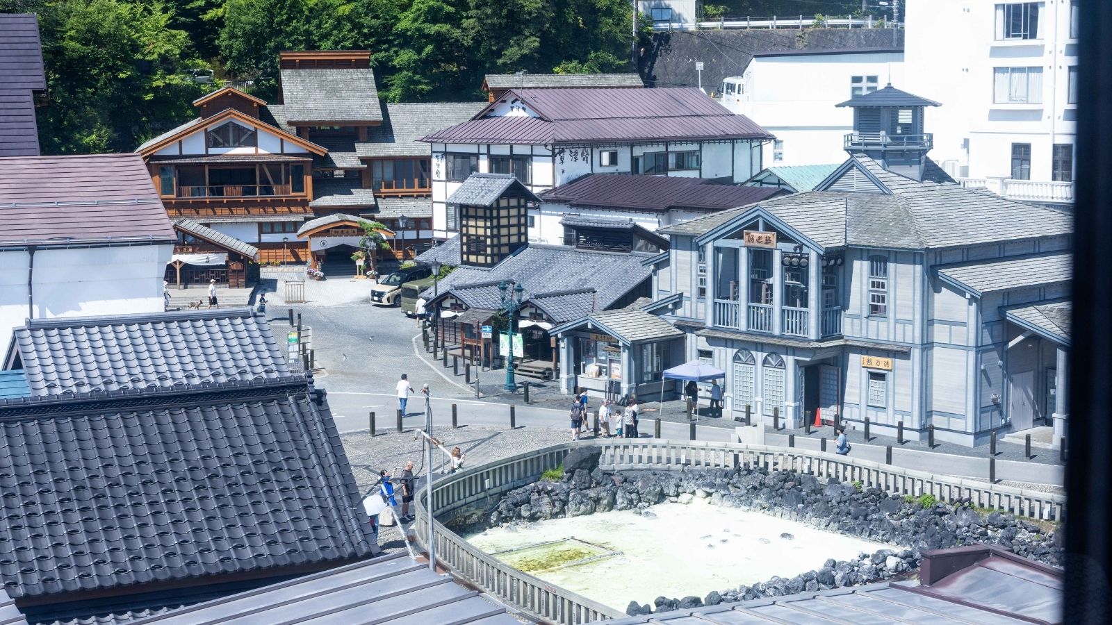 【大正ロマン】客室から湯畑の湯けむりを眺めながら、落ち着いた時間を贅沢に過ごせます。
