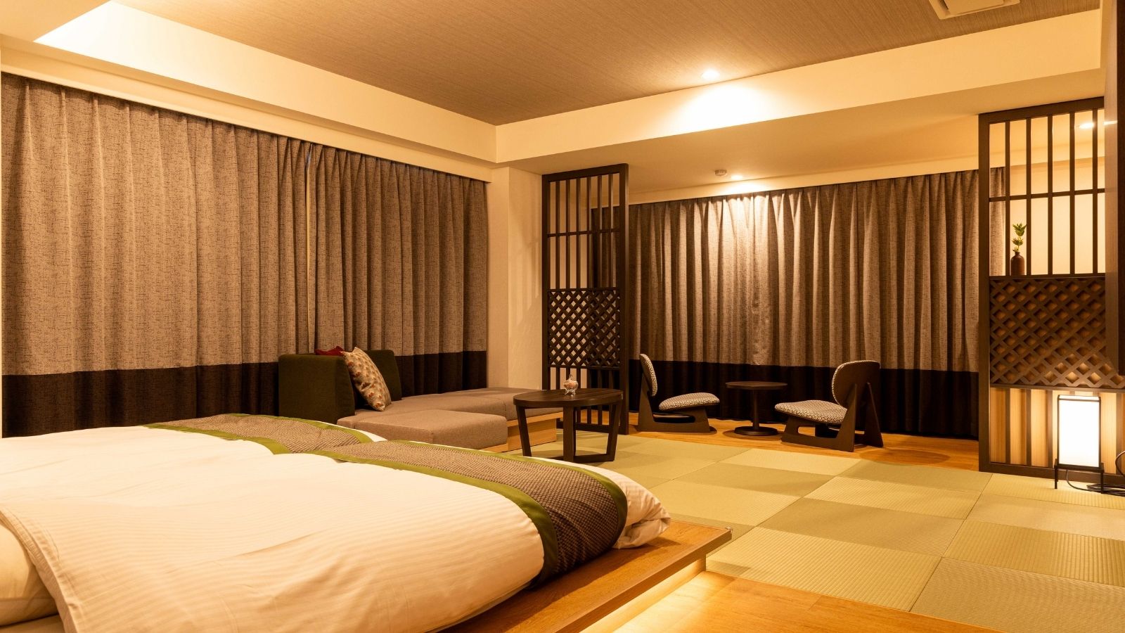 【大正ロマン】大正ロマンの趣を感じる和洋室。広々とした空間で非日常のひとときを。