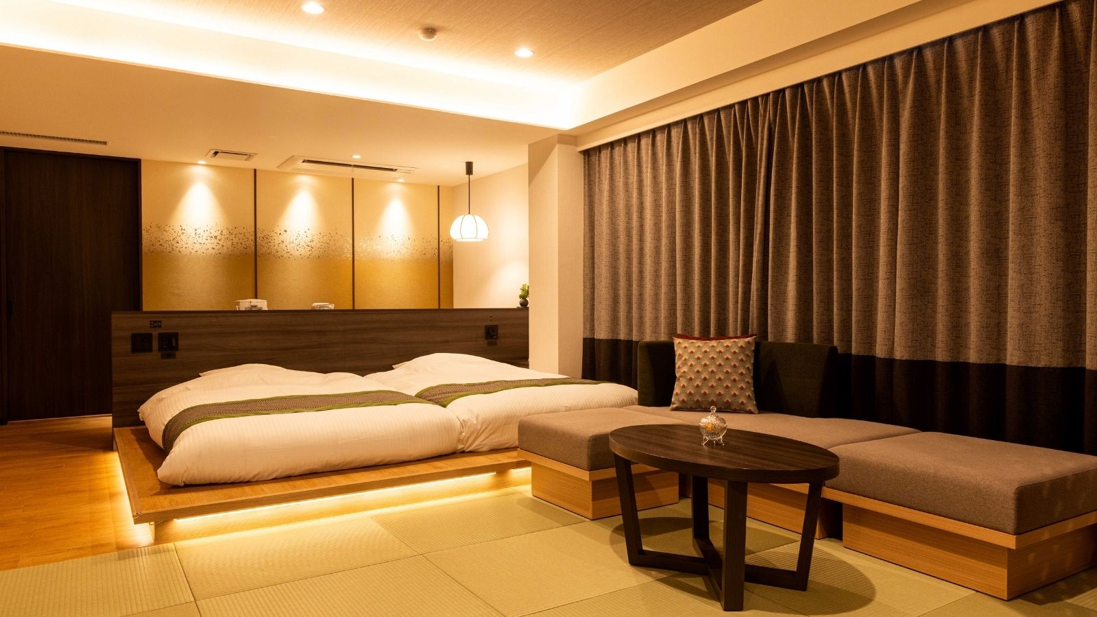 【大正ロマン】大正ロマン薫る広々空間。快適なカウチソファーと寝具を完備。湯畑眺望無し。