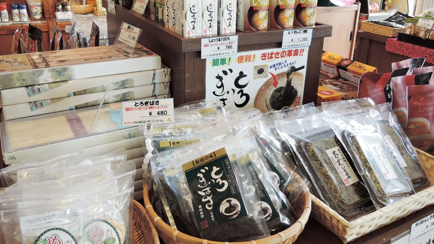 *売店/秋田をはじめ、東北のご当地土産各種を取り揃えております。 