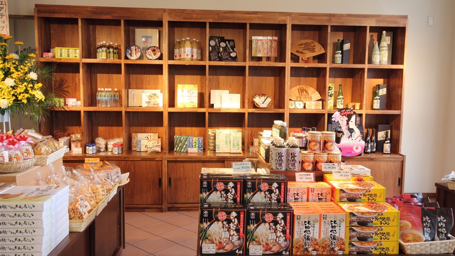 *売店/秋田のお土産が揃っております。木目の美しさも際立つ「棚」は、職人の技が光ります。