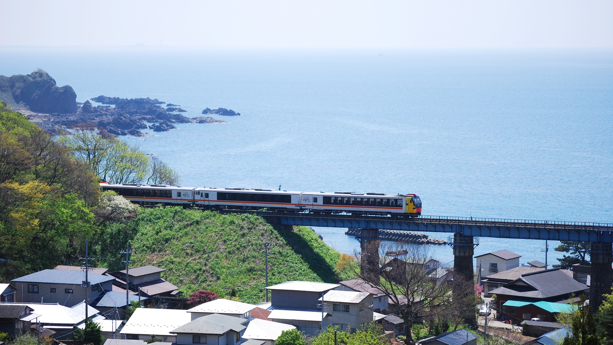 *周辺一例/観光列車「リゾートしらかみ」も走る街へようこそ！ 