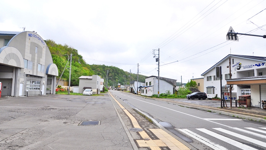 ウトロバスターミナル（画面左）の真向いにあるしれとこペレケ　※右の建物が当館です