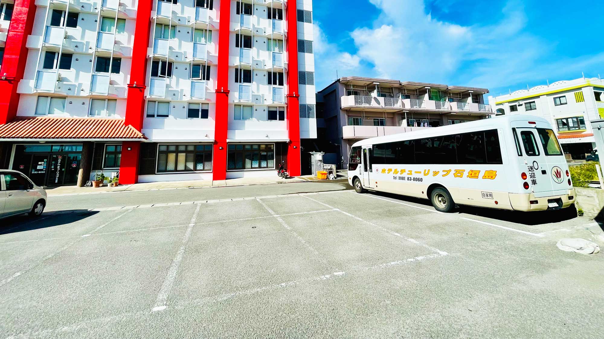 【駐車場】無料駐車場は50台まで収容可能です