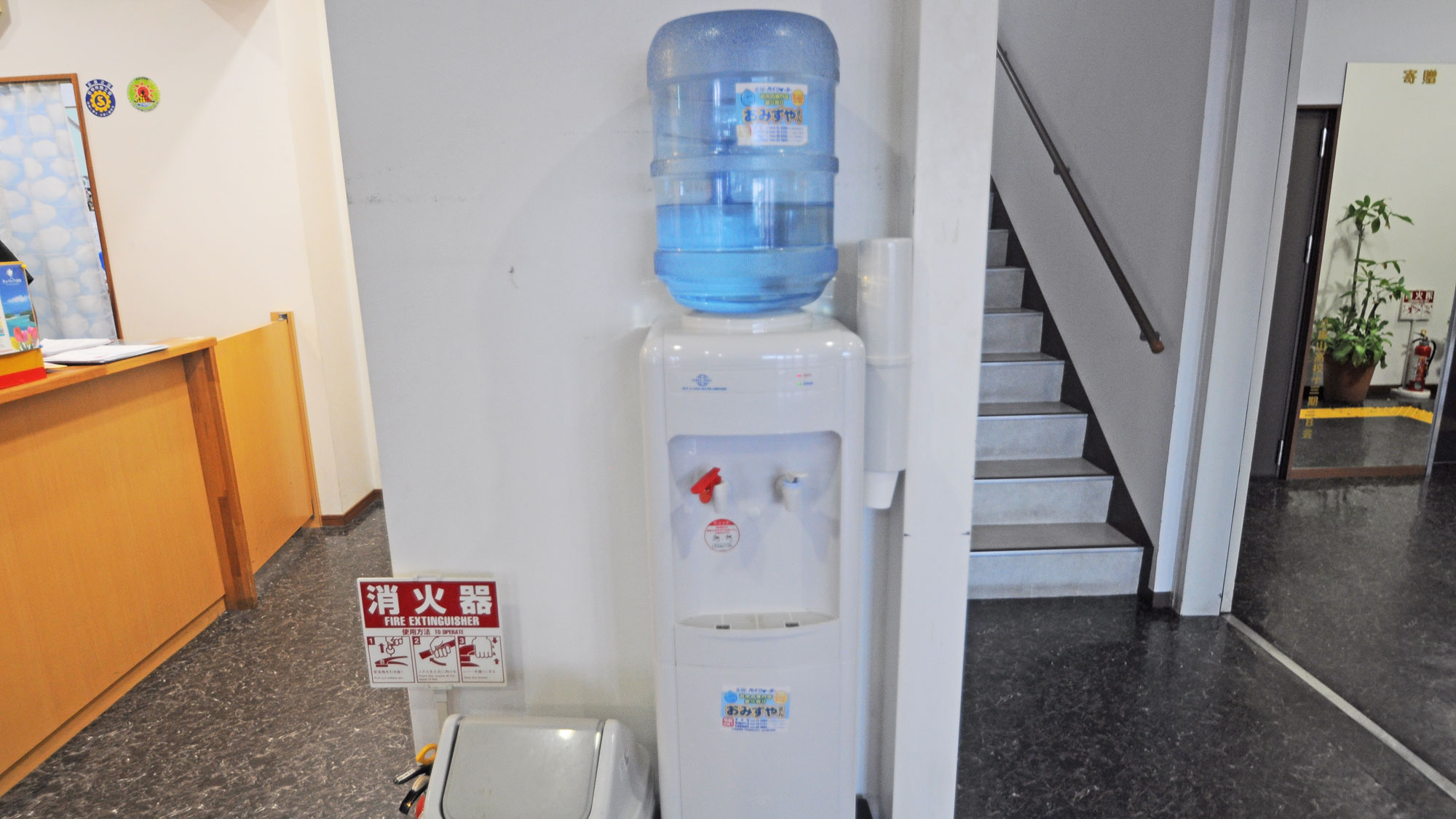 【施設】ウォーターサーバーはフロント横にあります