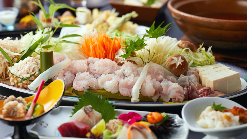 コラーゲンたっぷりの本場淡路島産活鱧づくし会席、旬の淡路島玉葱とともに