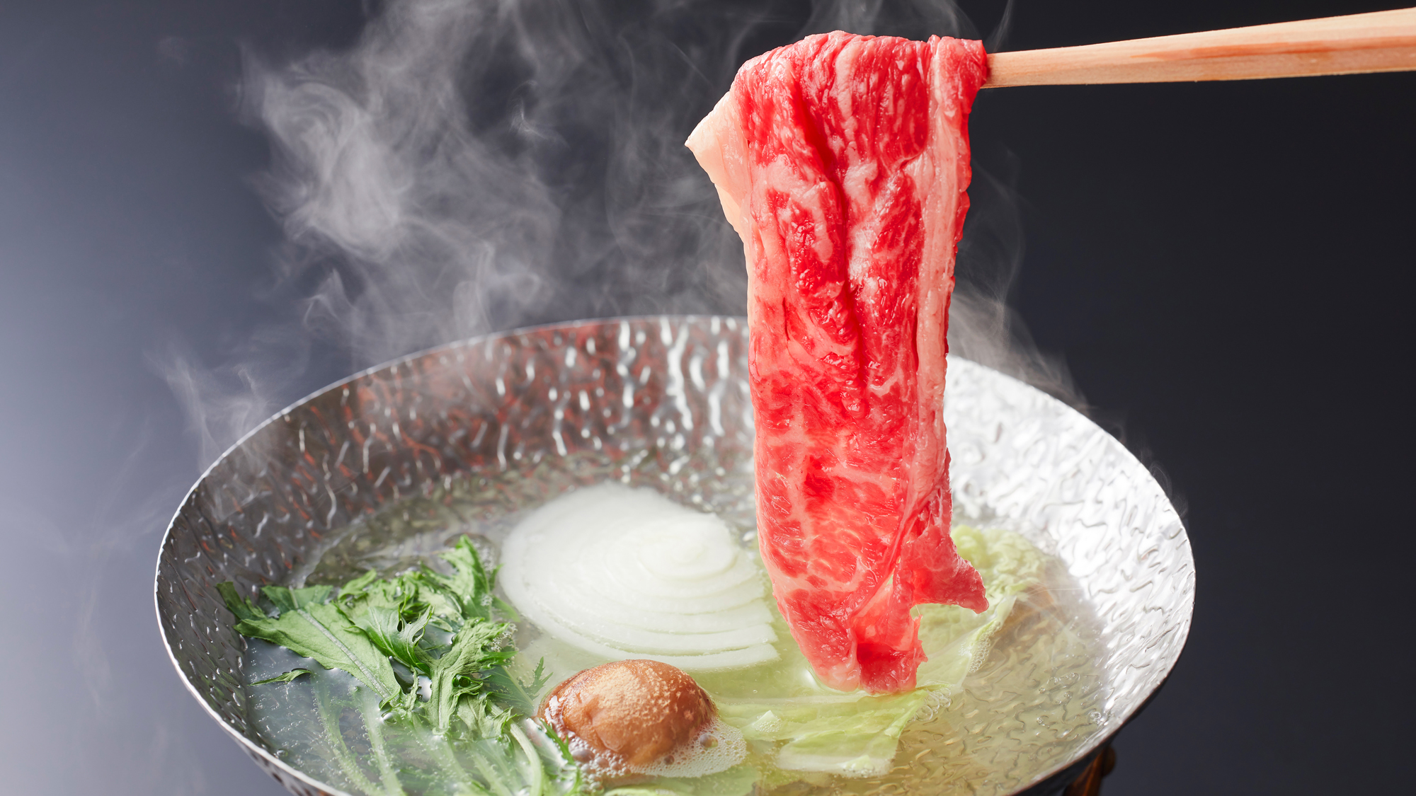 鮮やかな霜降りの淡路牛はお湯にさっとくぐらせてしゃぶしゃぶに(料理一例/イメージ)