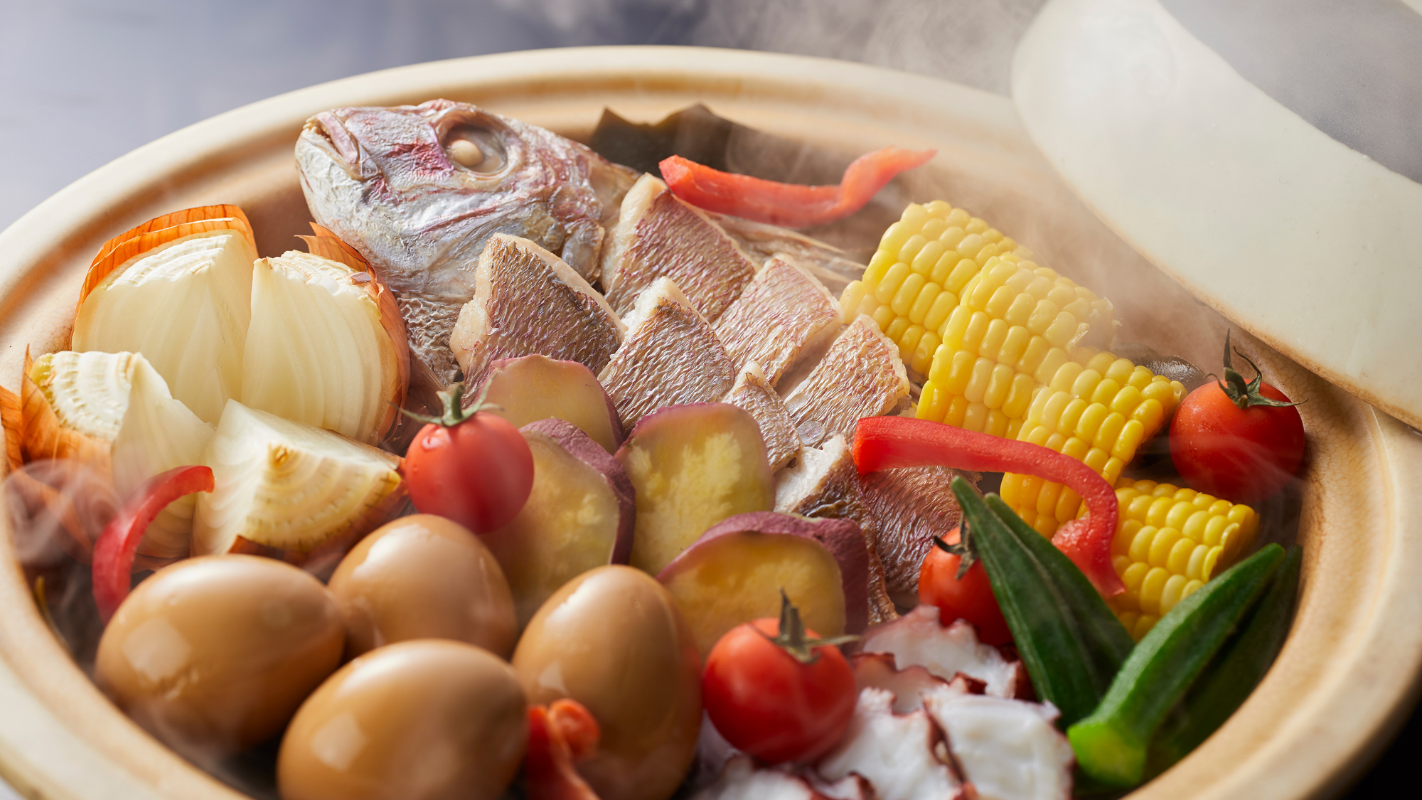 淡路島の新鮮な山海の幸を詰め込んだ郷土料理の宝楽焼(料理一例/イメージ)