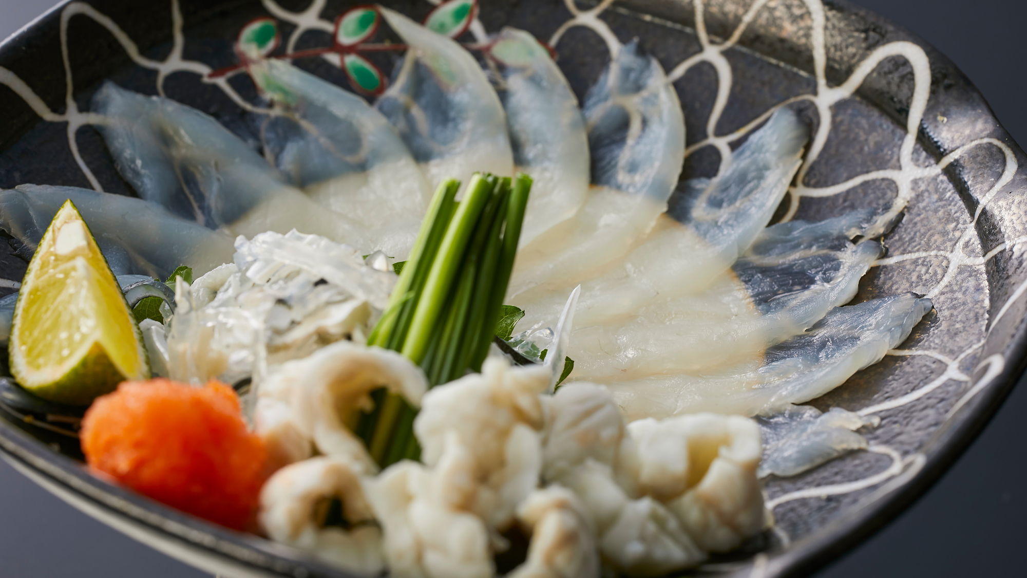 噛むほどに極上の旨みが口の中いっぱいに広がる「淡路島3年とらふぐてっさ」≪料理イメージ≫