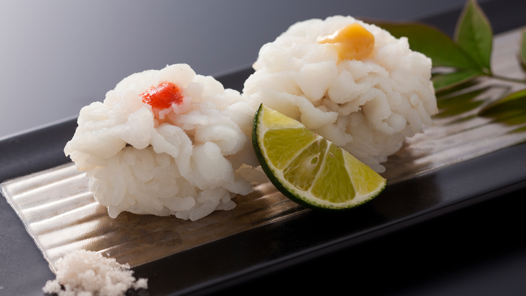鱧寿司は素材そのものの味が楽しめるよう藻塩をかけて≪料理イメージ≫