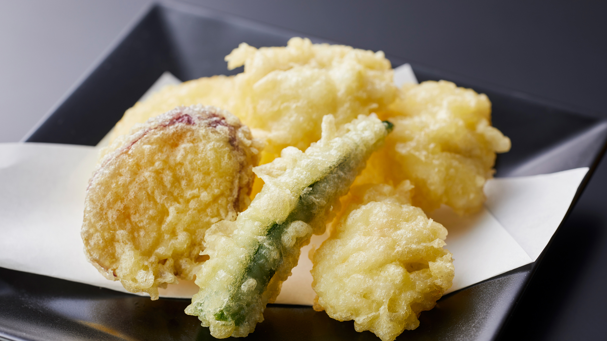 「淡路鱧の天麩羅」はふわふわの鱧の身とサクラクの衣が相性抜群の一品(料理一例/イメージ)