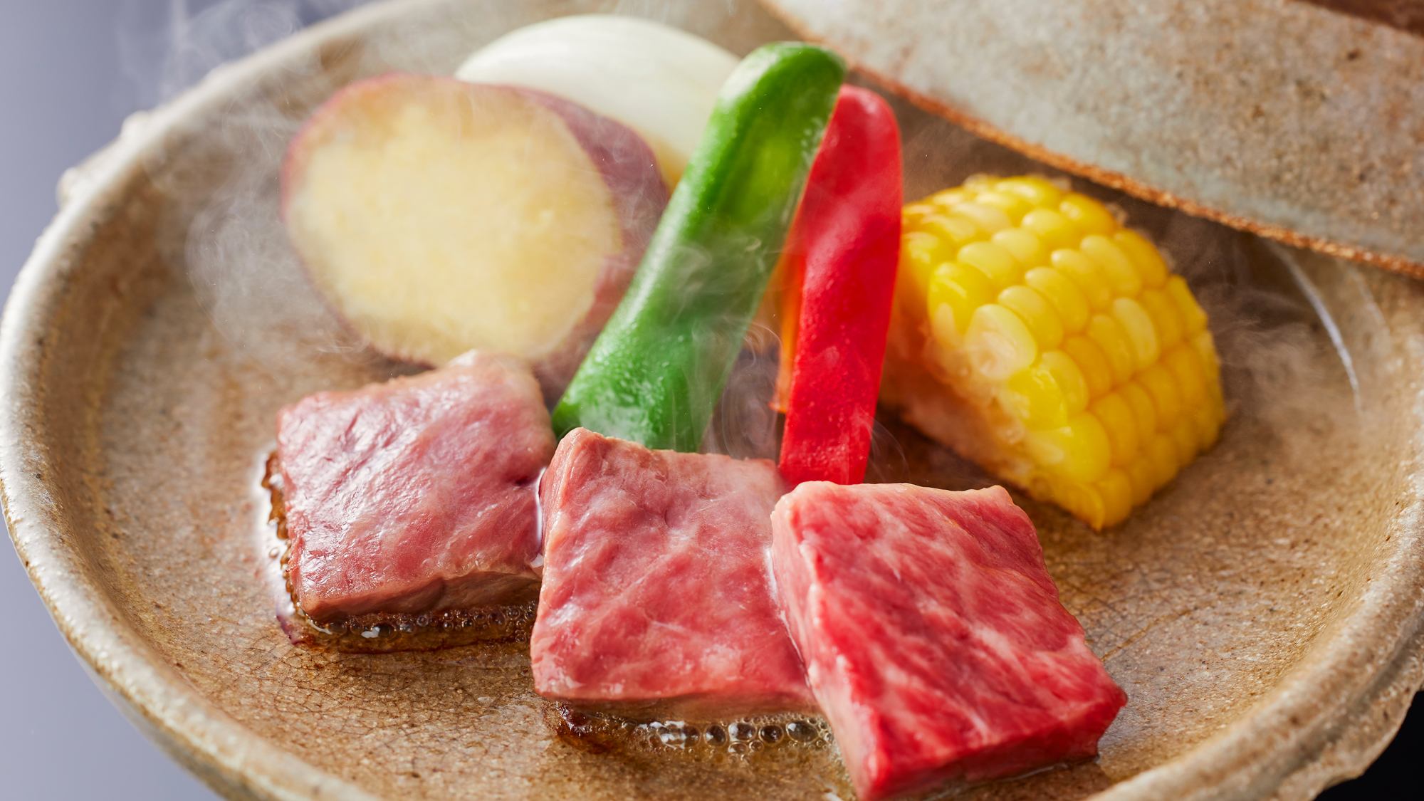 風味豊かな淡路牛を淡路玉ねぎほか彩り野菜とともに陶板焼で(料理一例/イメージ)