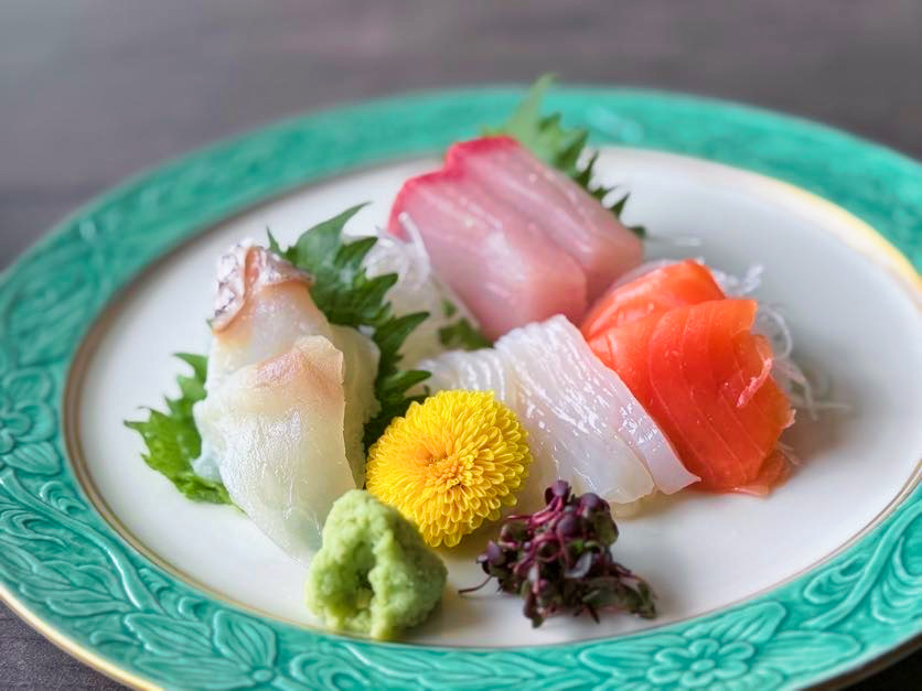 新潟和牛の味噌焼き・ベニズワイ蟹のボイル足を贅沢にお造りは5種盛り、前菜も5種＋先付と、華やか♪