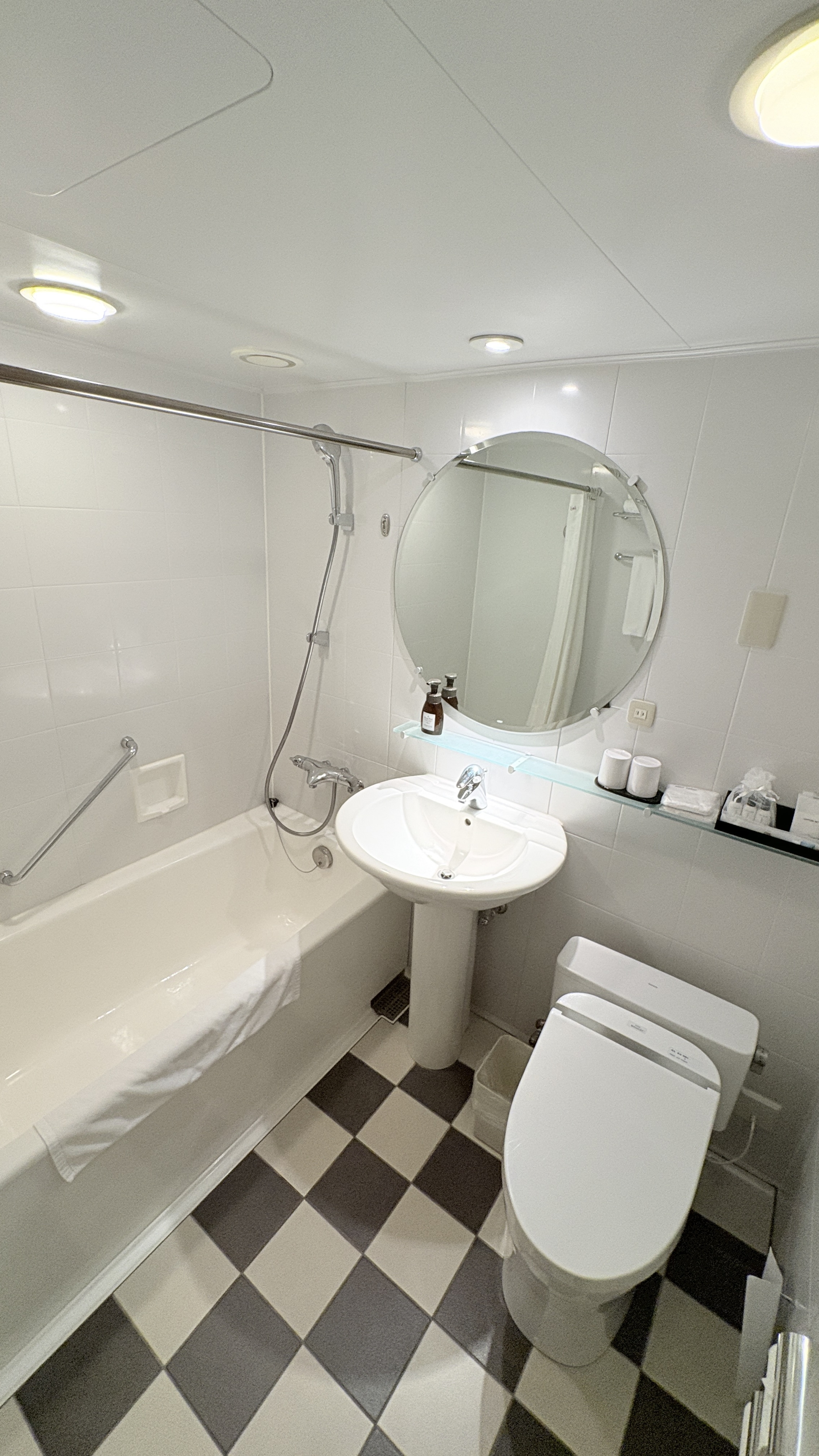 デラックスツイン・トリプル ルームのユニットバス・トイレ