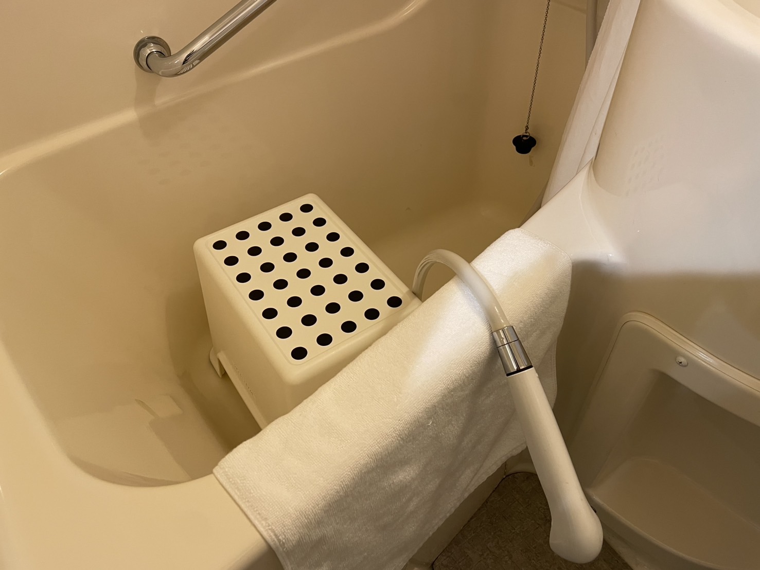 ご希望の際は、滑り止め付きの浴室用椅子をお貸出しいたします。