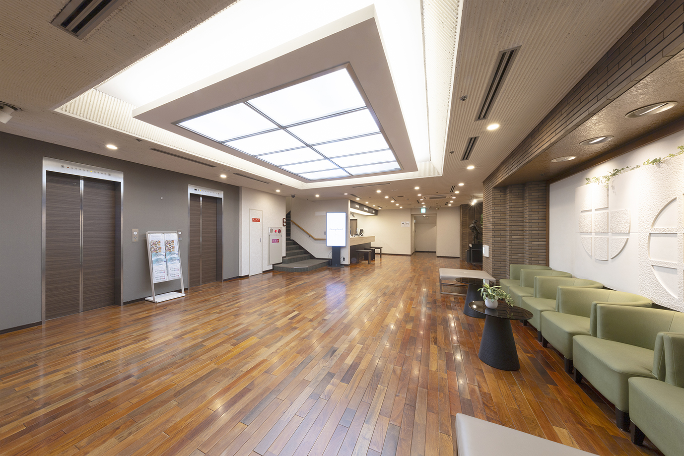 清潔で落ち着いた雰囲気のロビーでお迎えいたします