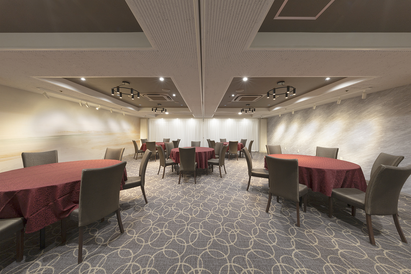 会議やご会食に併せてレイアウト可能な宴会場です。