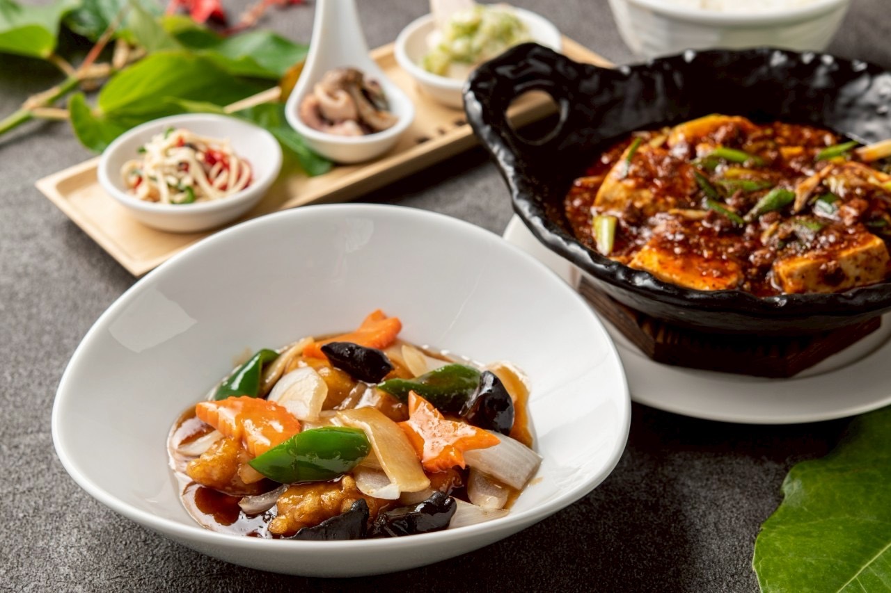 彩り豊かな料理の数々が、食卓に華を添えます