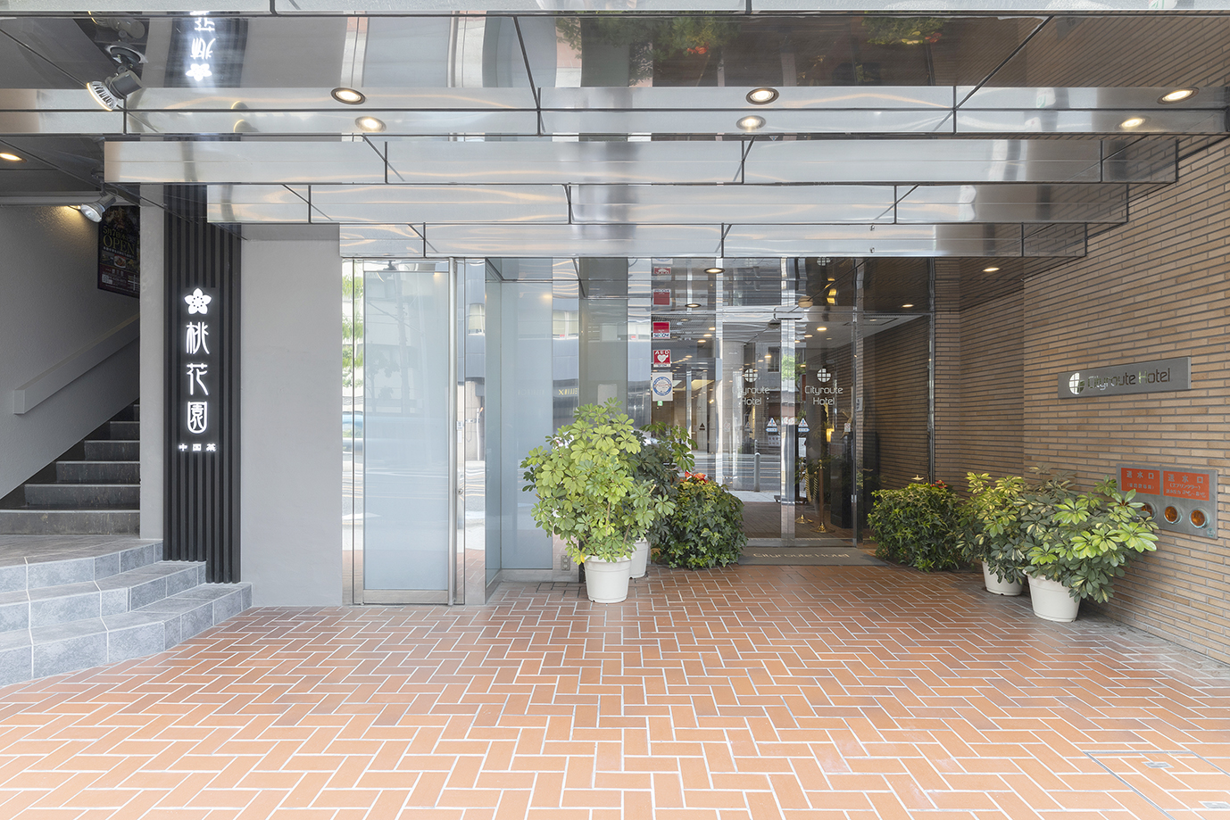 落ち着いた雰囲気のエントランス