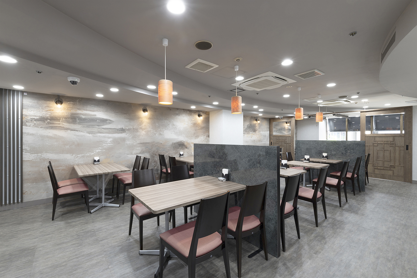 自然光が差し込む、明るく心地よいランチタイムをお過ごしください