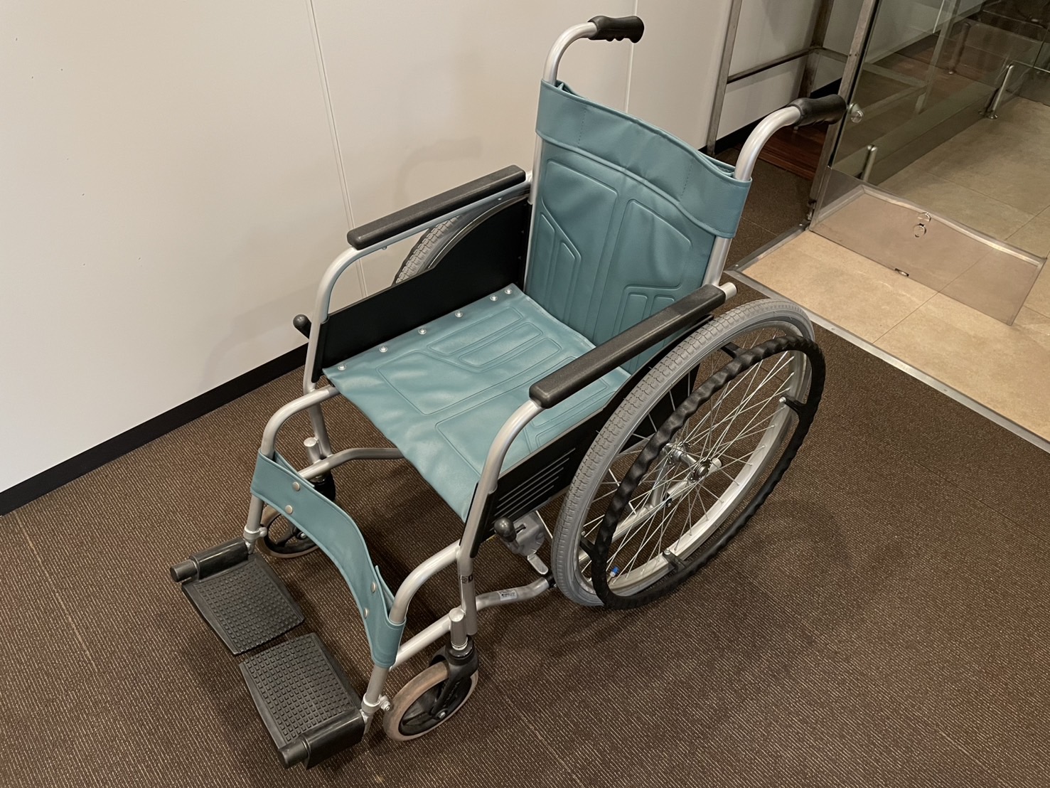 館内でご利用いただける車いすを無料でお貸し出ししております。（1台のみ）