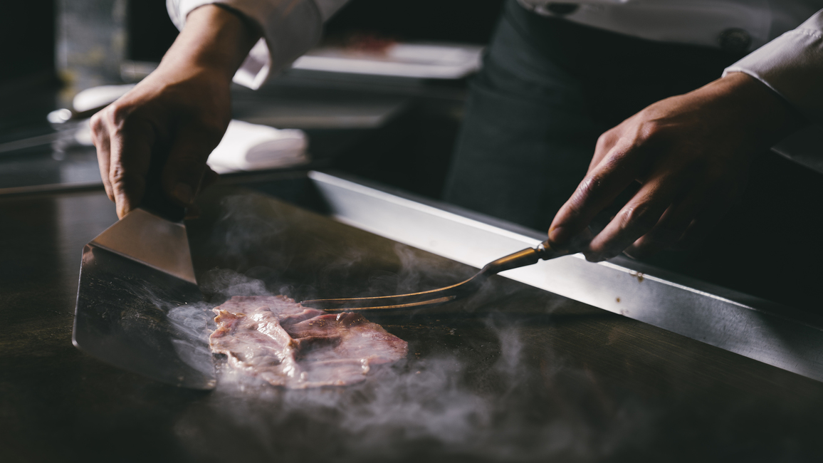 【ファミリープラン／1泊2食】夕食みんなでシェア！「ステーキ・エビチリ・あんかけ焼きそば」など全８品