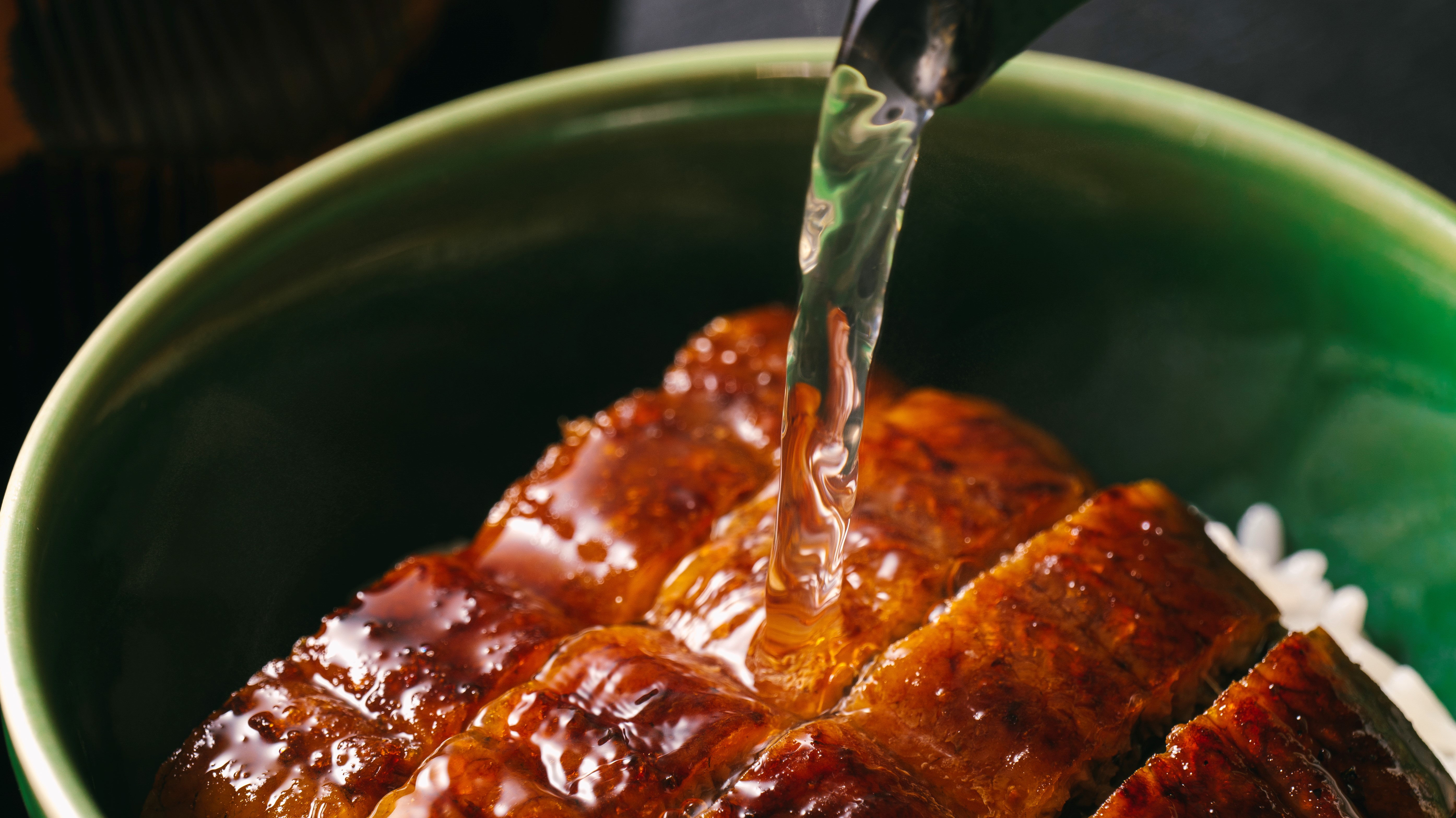 「松前」朝食御膳。７種の薬味と函館産真昆布を使用した特製の出汁でお茶漬けに。