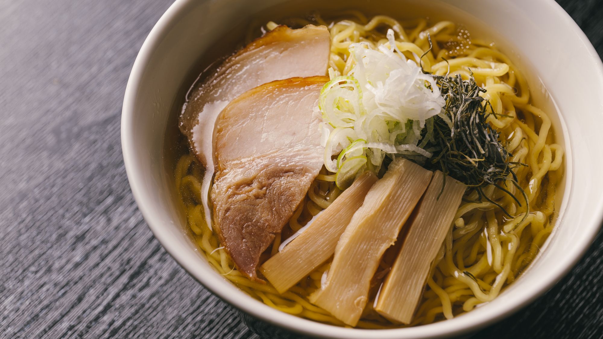 「アゼリア」朝食ビュッフェ。ホテル名物「函館塩ラーメン」