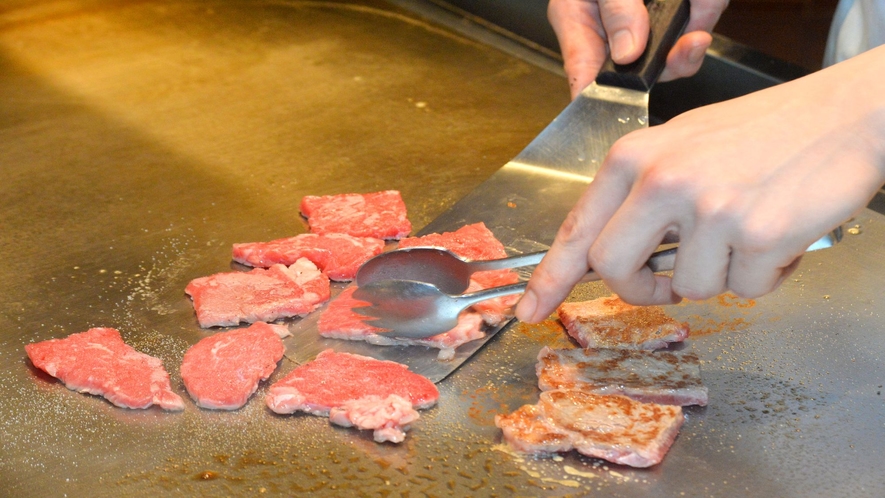 【朝食ビュッフェ】ライブキッチンでは、焼きたてのステーキとジンギスカンも