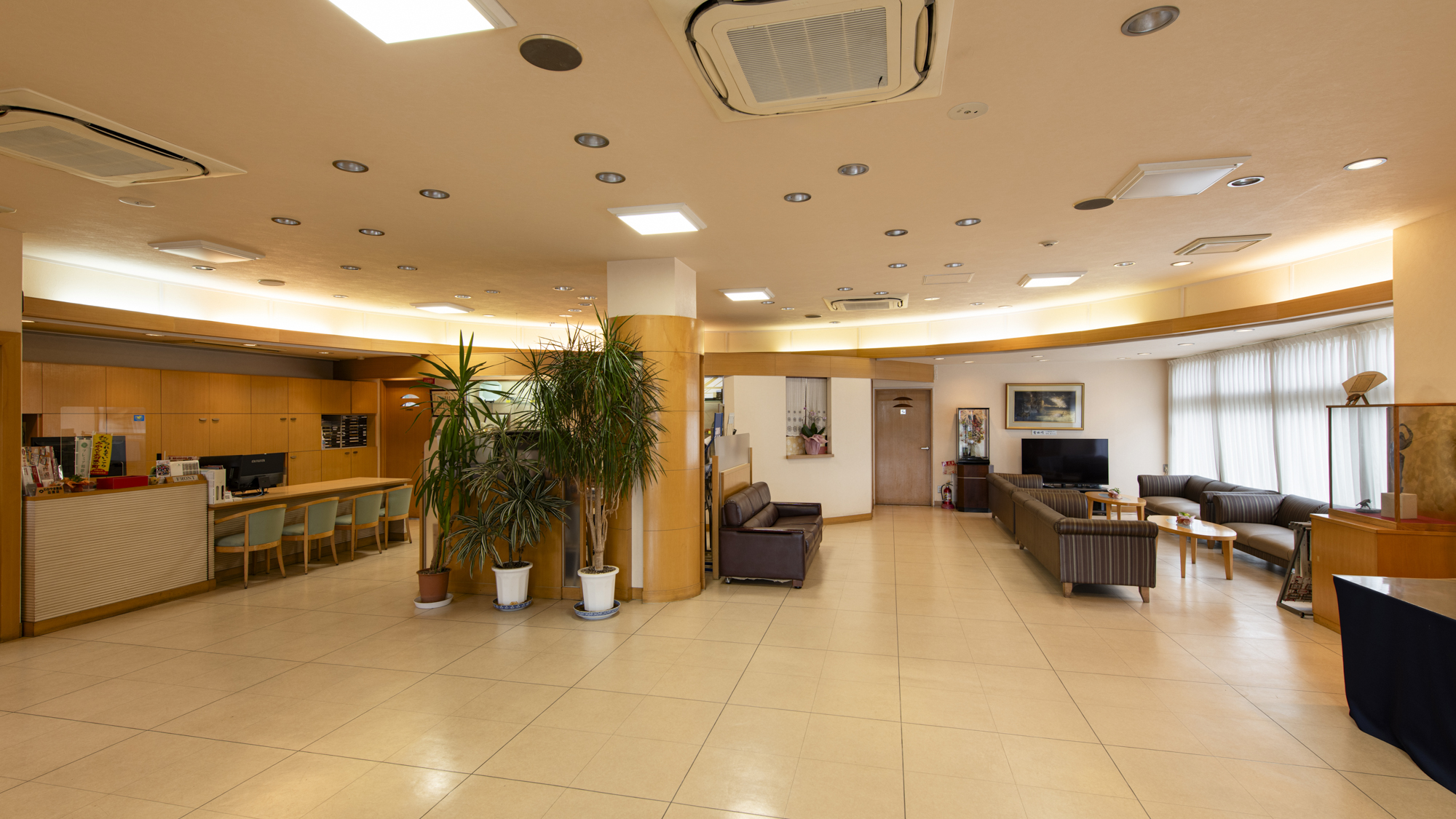 【ロビー】和歌山へのご旅行やお仕事での滞在など、ゆったりお過ごしください