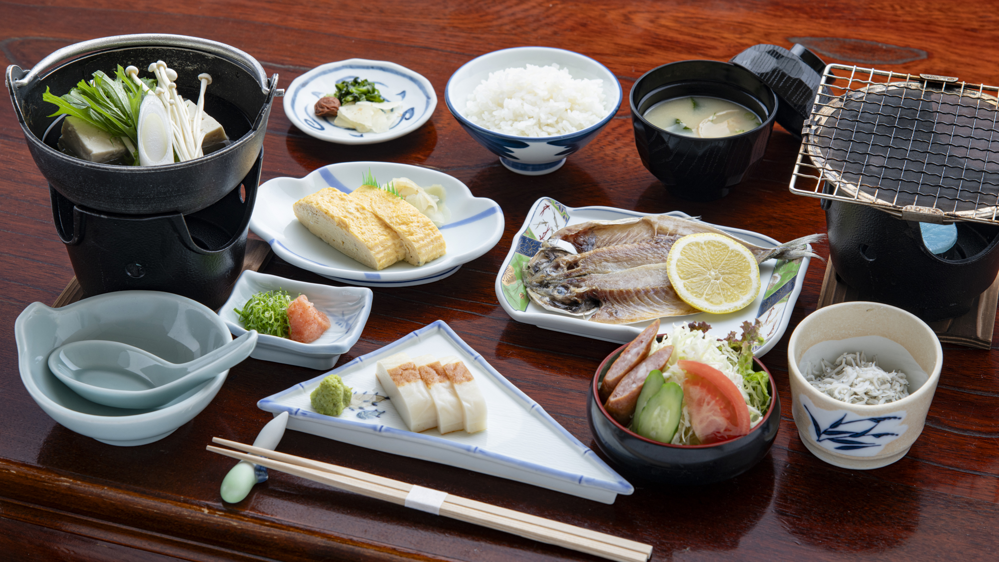 【朝食】人気の干物はお好みの焼き加減で。卵焼きや湯豆腐に味噌汁など、旅館の朝ごはんをご用意いたします