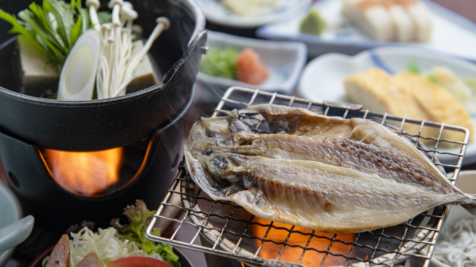 【朝食】人気の干物はお好みの焼き加減で。卵焼きや湯豆腐に味噌汁など、旅館の朝ごはんをご用意いたします