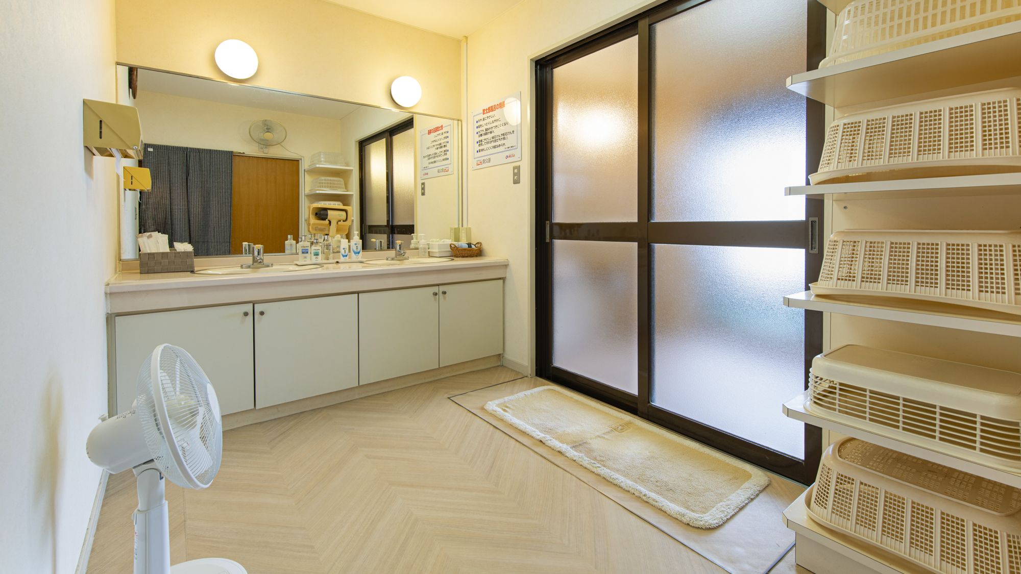 【浴場＊脱衣所】こじんまりとした浴場ですが、しっとりと肌にやさしい軟水を使用しています