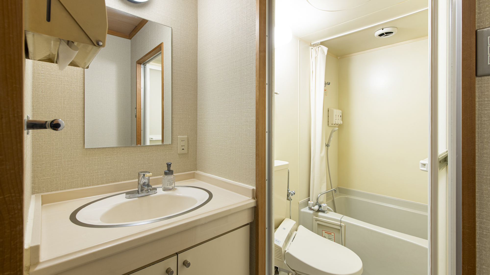 【和室14畳（バス・トイレ付）】ユニットバスと洗面はお部屋にございます