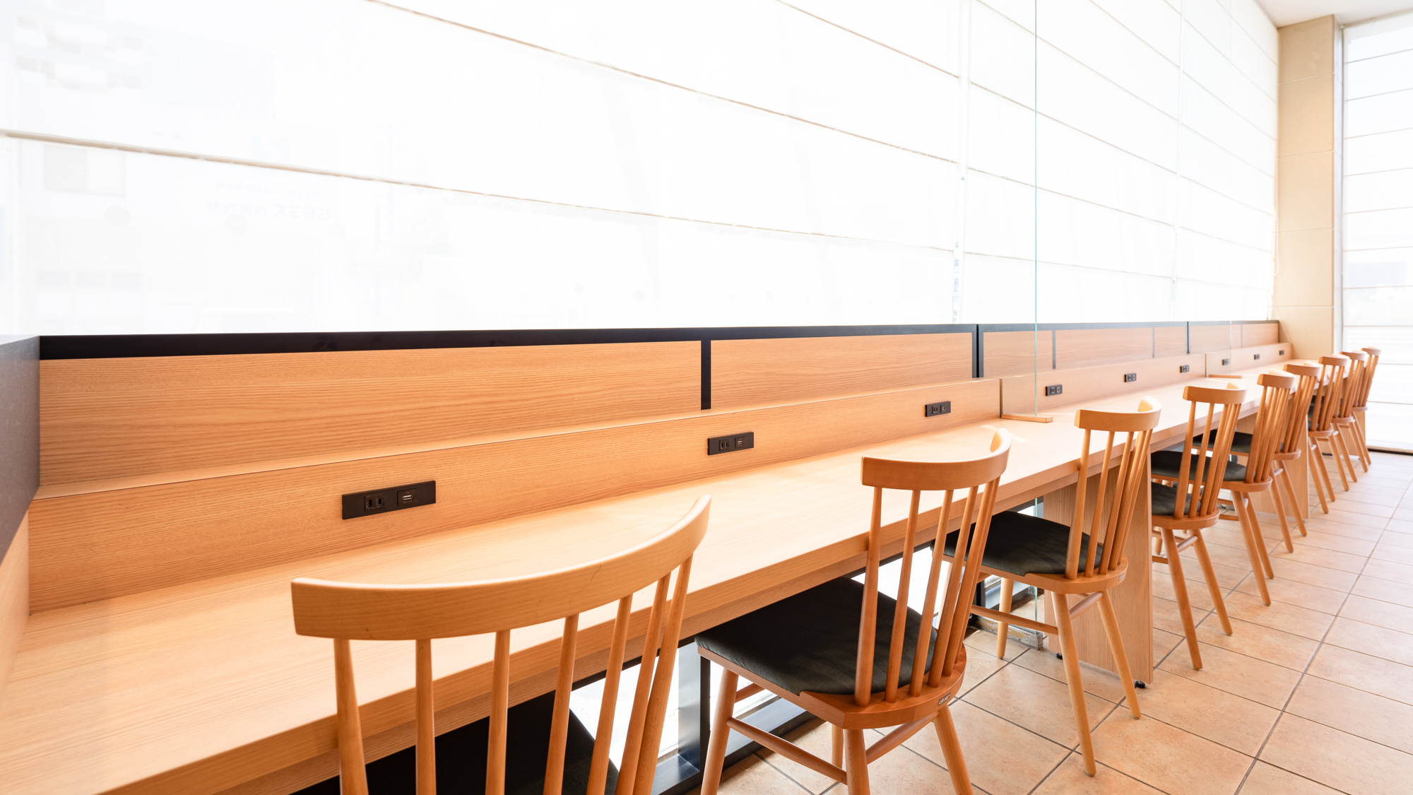 【ライブラリーカフェ】Wi-Fi接続無料◆カフェ内にはコンセントも充実。ワークスペースとしても最適。