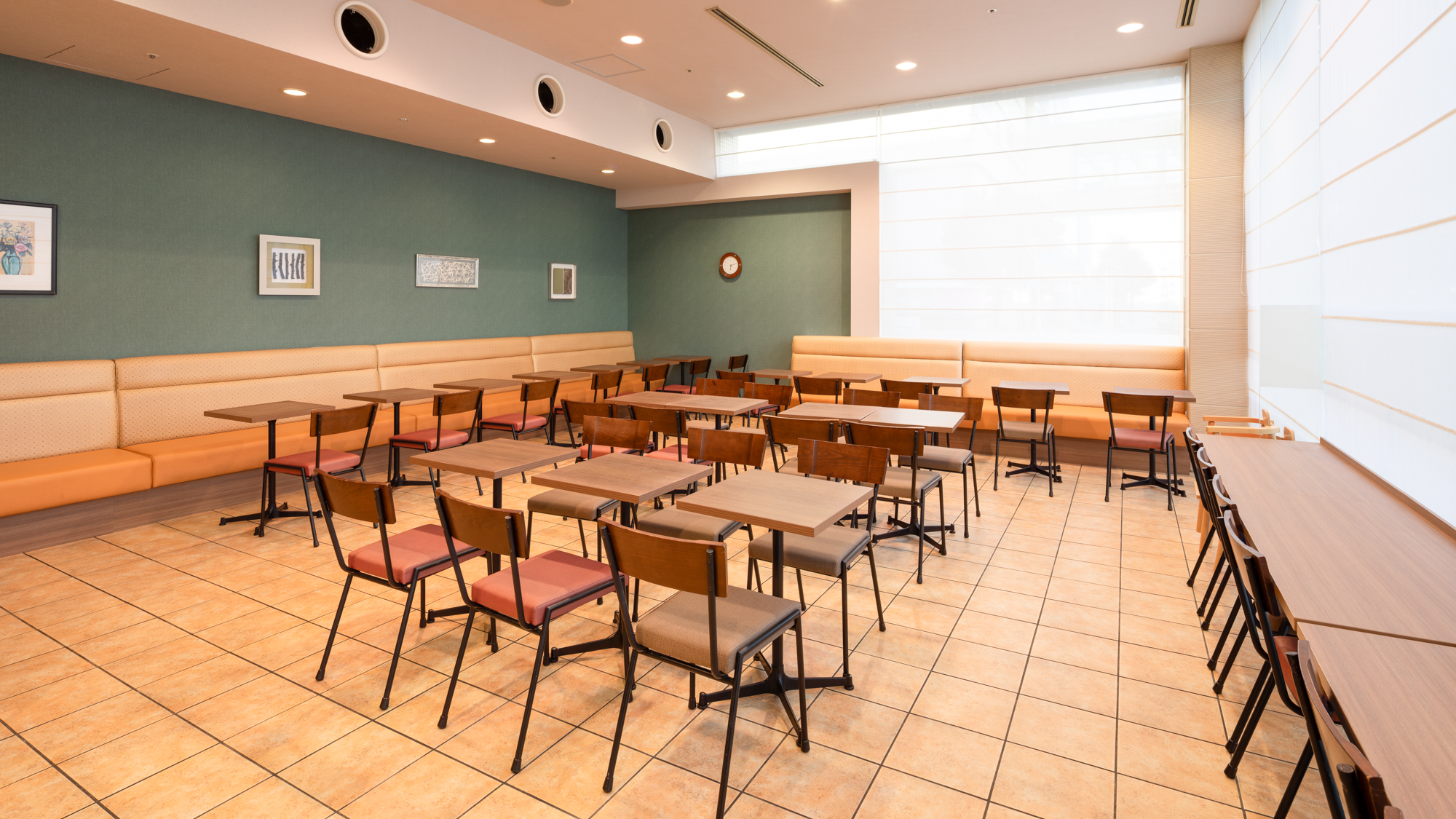 【ライブラリーカフェ】思い思いのひとときをごゆっくりお過ごしいただける空間です。