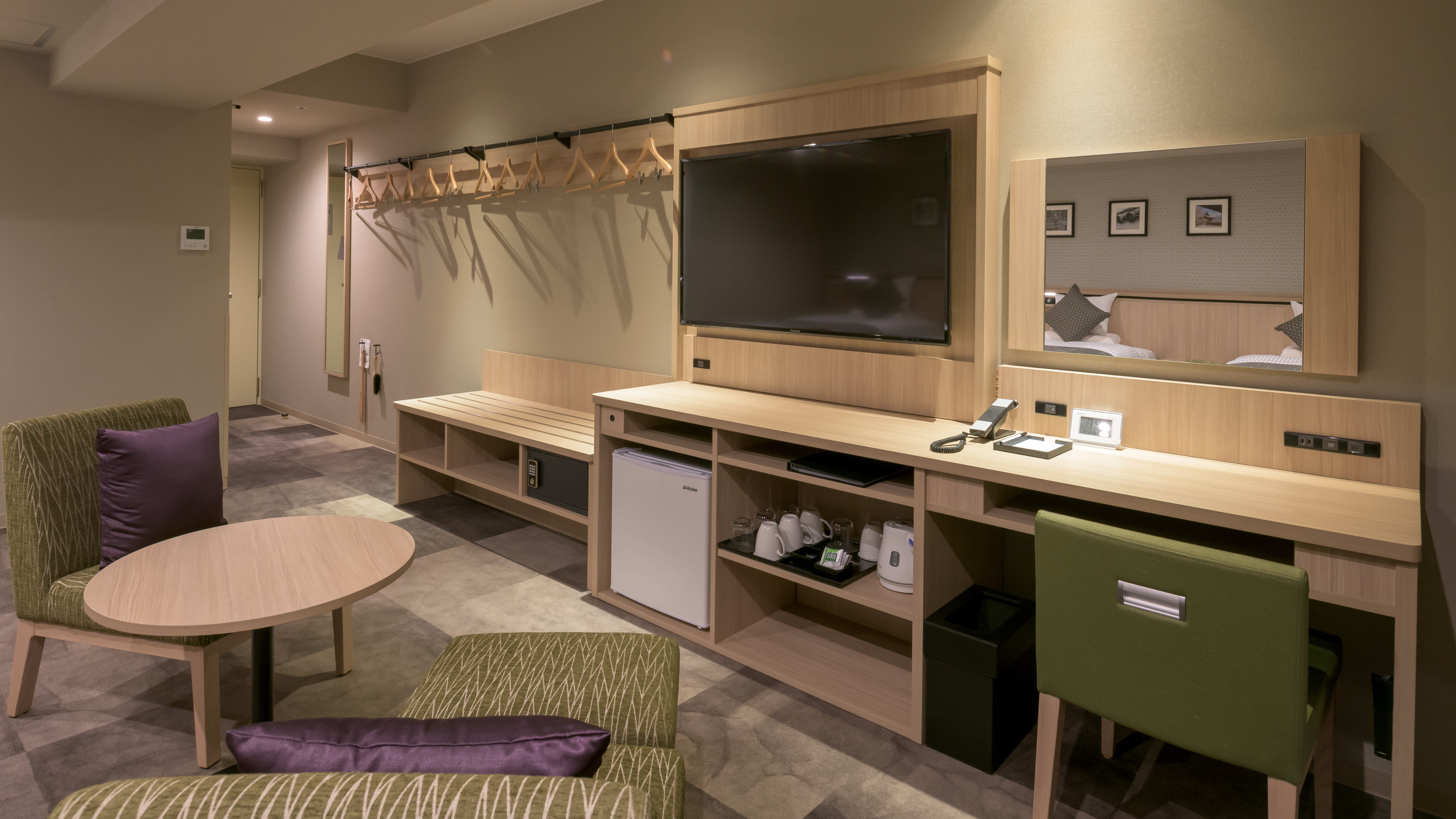 【スーペリアフォース】奈良をイメージした緑色で、モダンかつアーティスティックな造りのお部屋です。