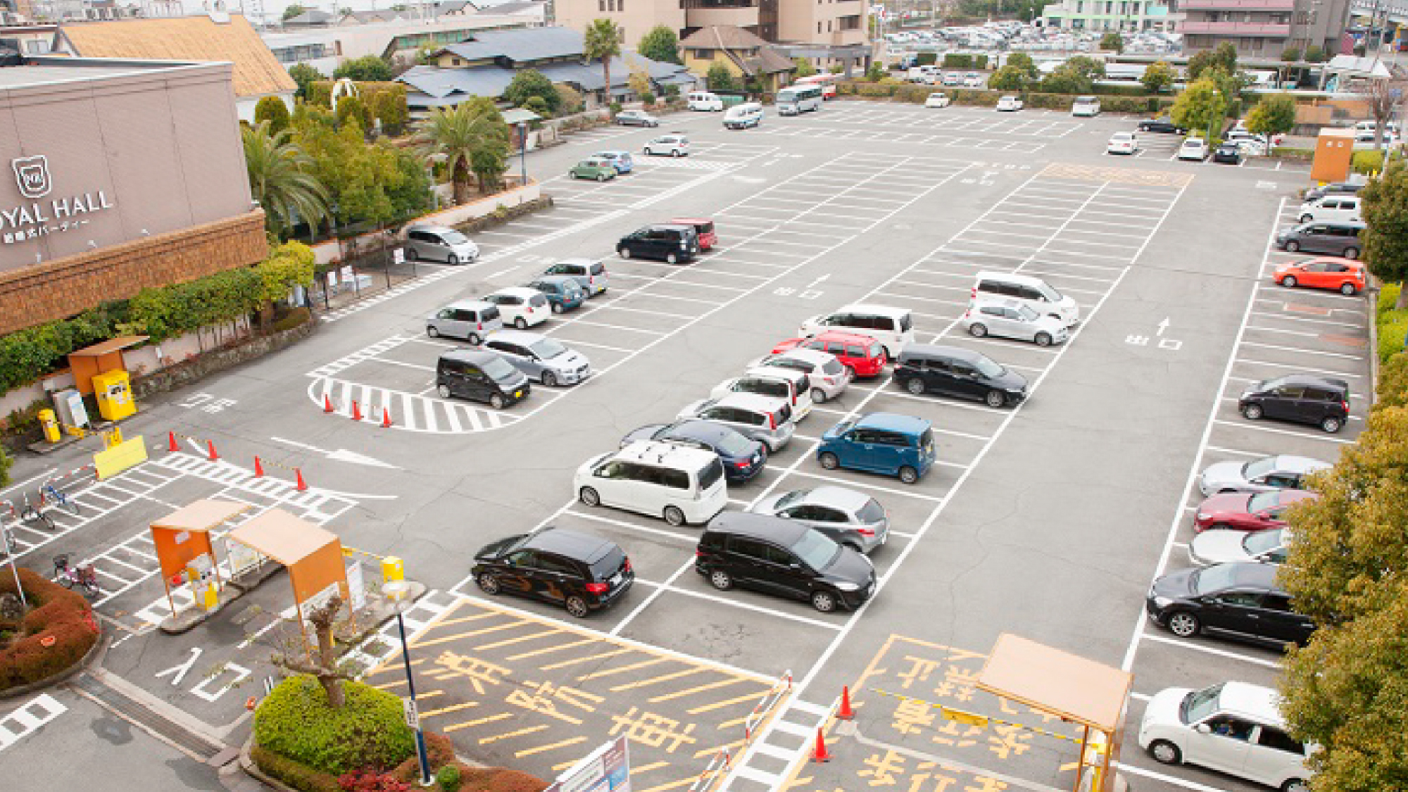 屋外駐車場（230台）