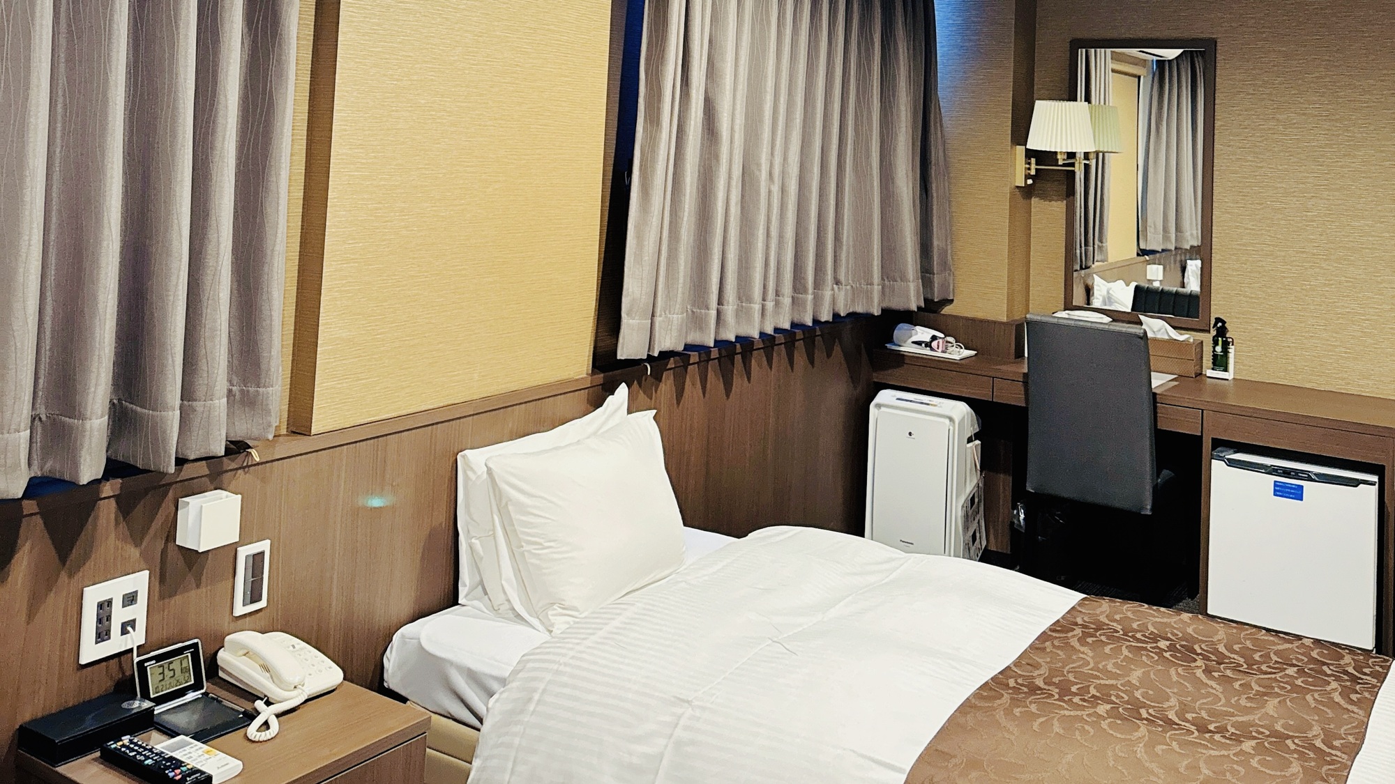 【スタンダードツイン】最上階にあるお部屋。冷蔵庫・アメニティも完備。