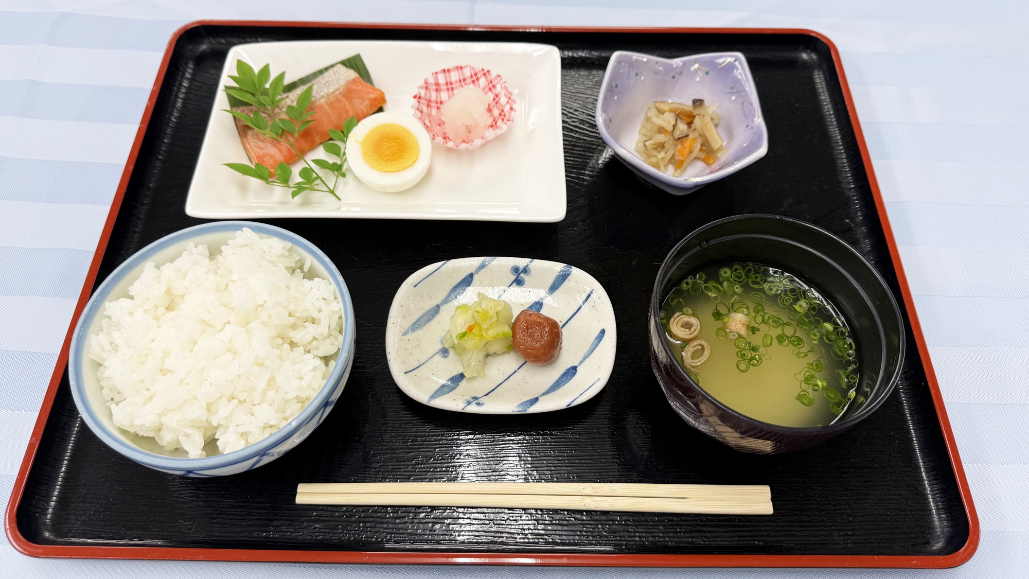 【朝食一例】日替わり和朝食。白ご飯と汁物はおかわりOK！