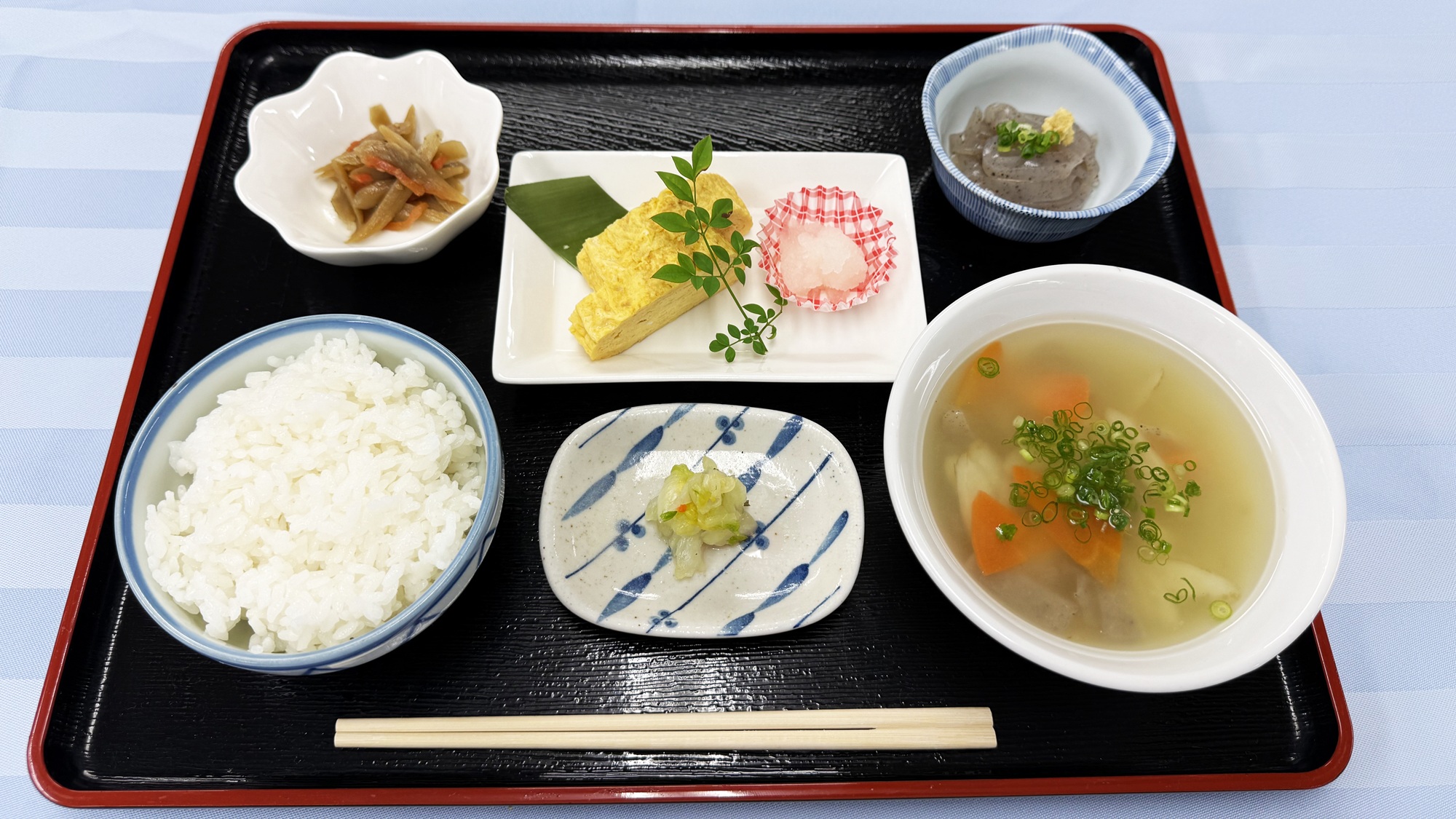 【朝食一例】日替わり和朝食。白ご飯と汁物はおかわりOK！