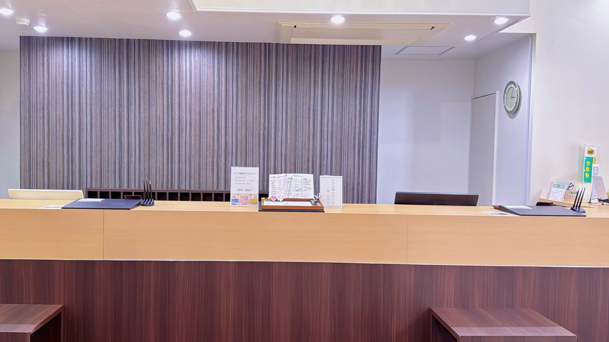 【フロント】チェックイン・アウトはこちら。御用の際はお気軽にお声かけください