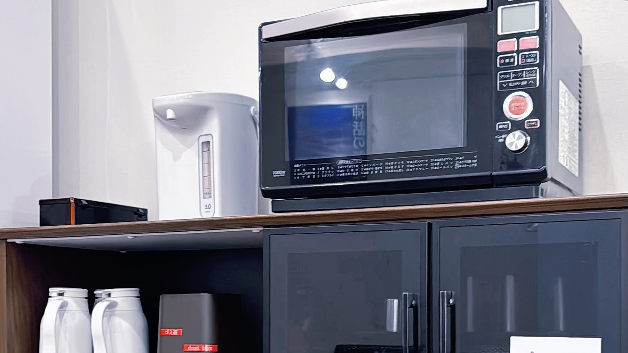 【ロビー】電子レンジもございます。お好きな時間にご利用くださいませ。