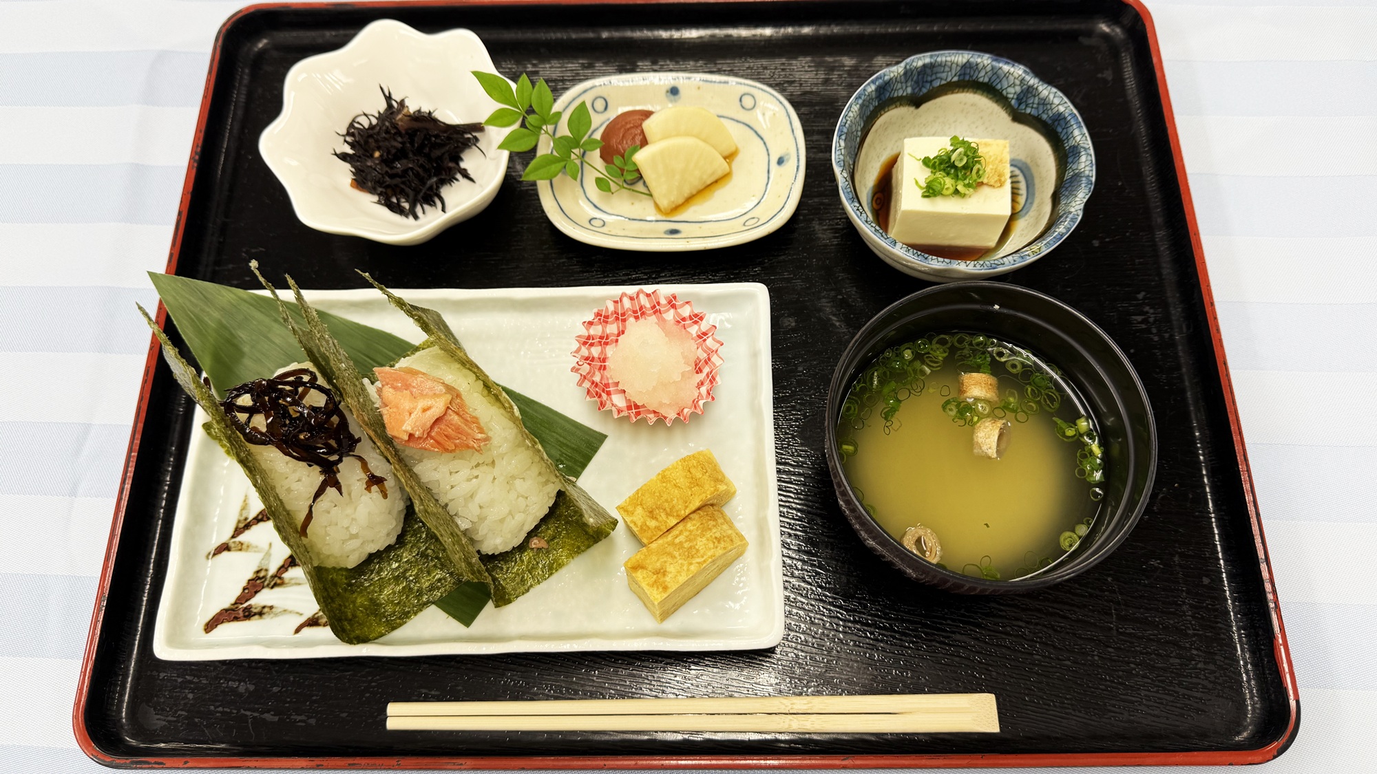 【朝食一例】日替わり和朝食。お味噌汁のおかわりOK！