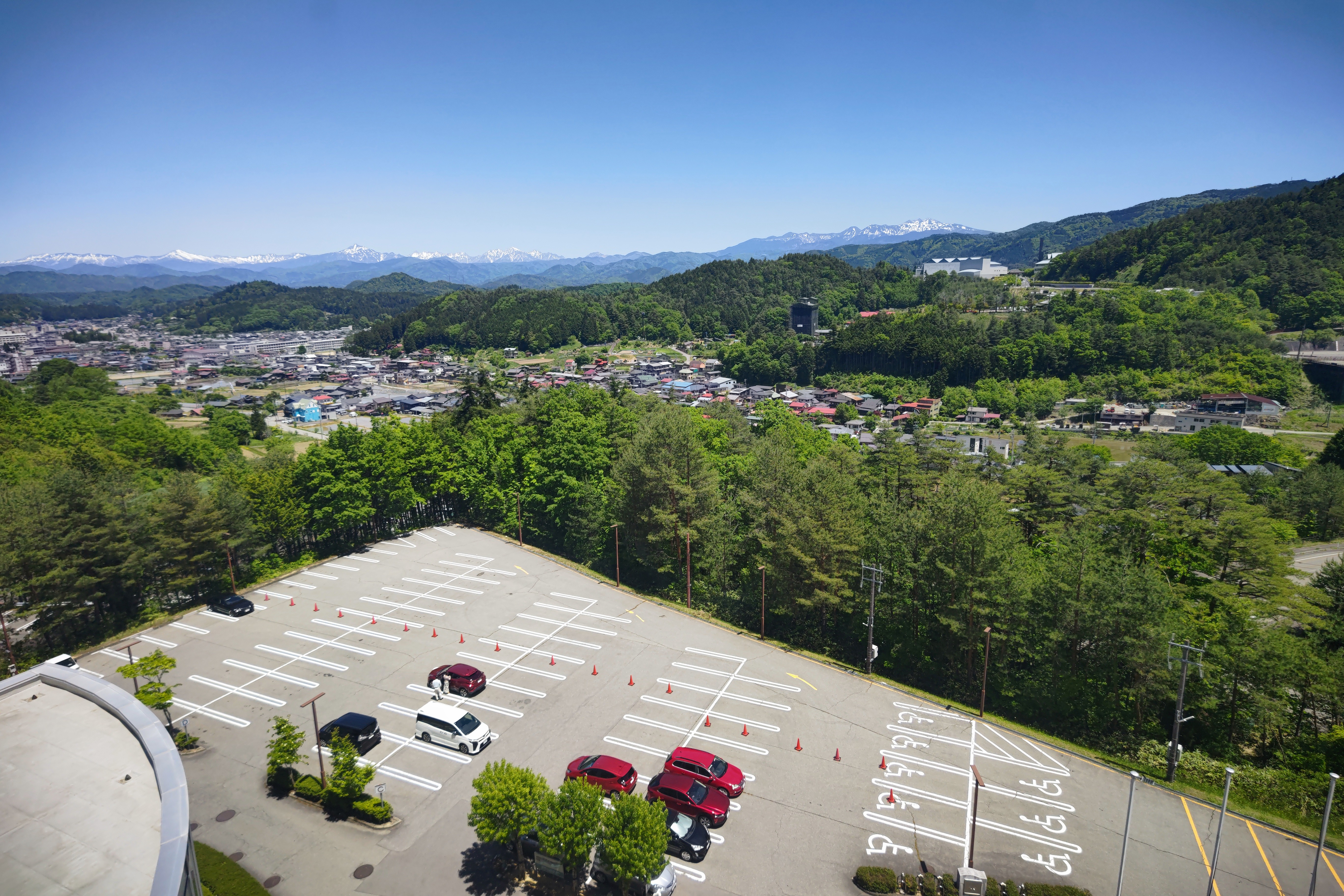 ホテルアソシア高山リゾートの駐車場は平面駐車場　24時間入出庫が可能です。