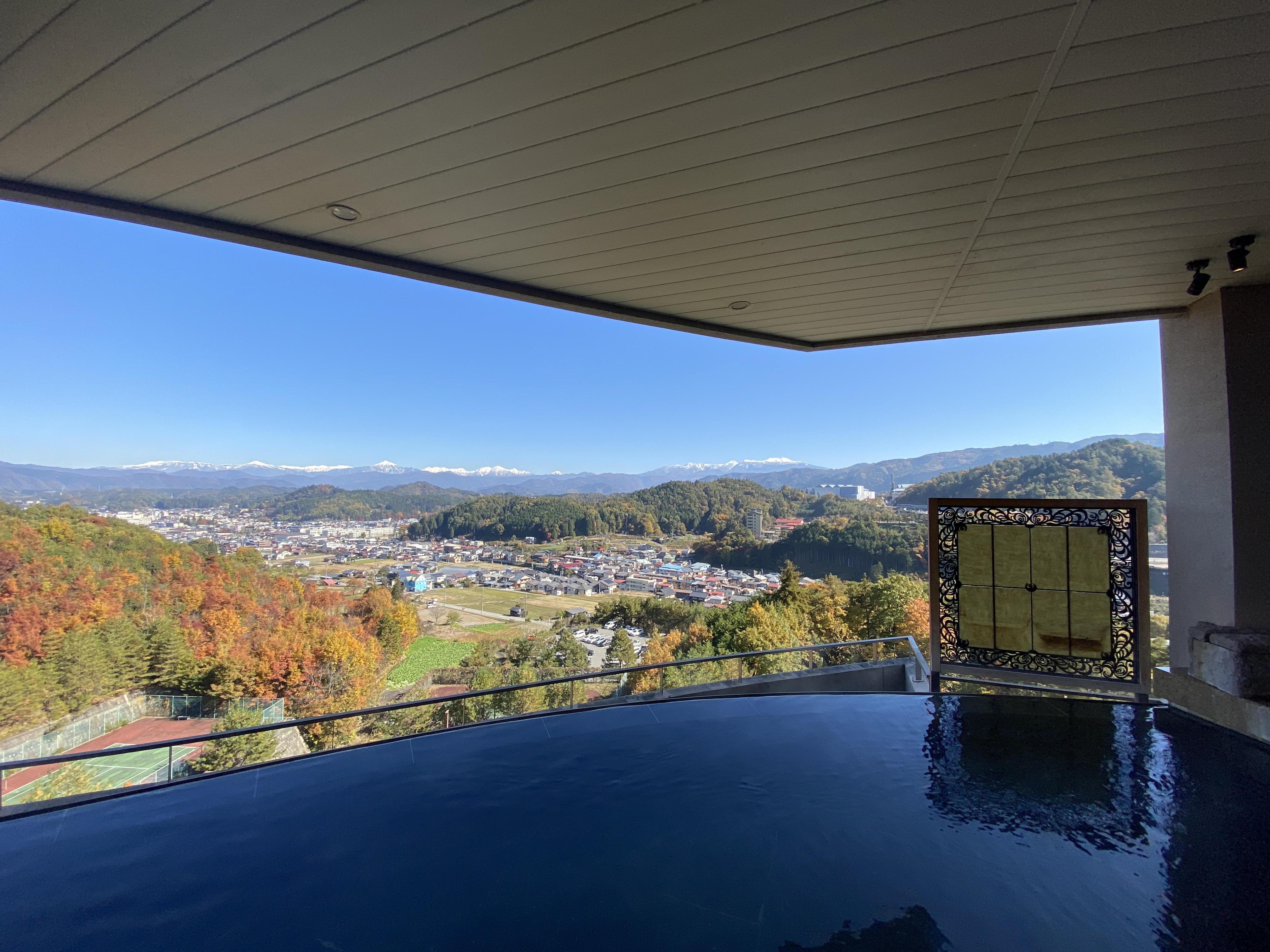 【飛騨高山温泉一号泉 天望の湯（てんぼうのゆ）】温泉棟7階 　インフィニティバス　※秋のイメージ画像