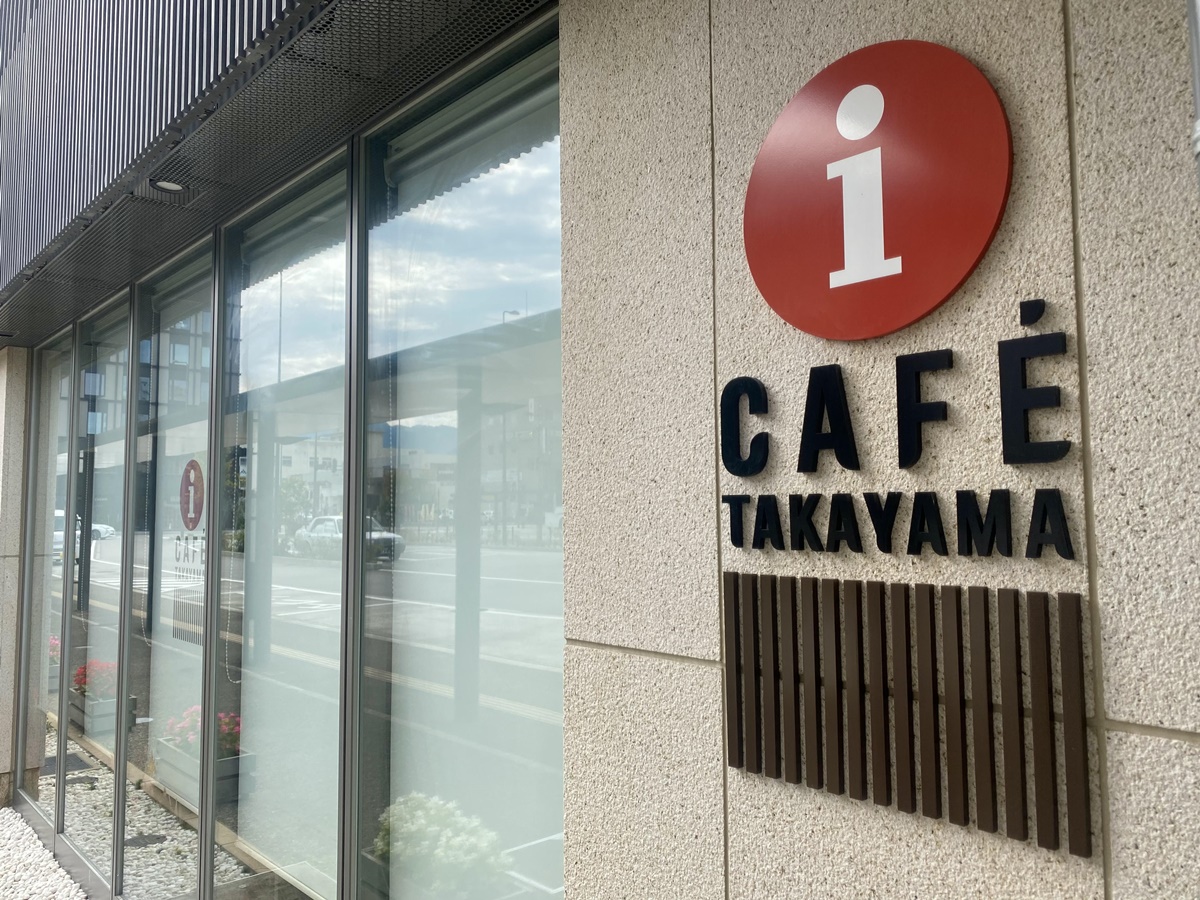 i-cafe-外観-ロゴ　　　JR高山駅の乗鞍口、宿泊前の荷物預かりは14:00までです。