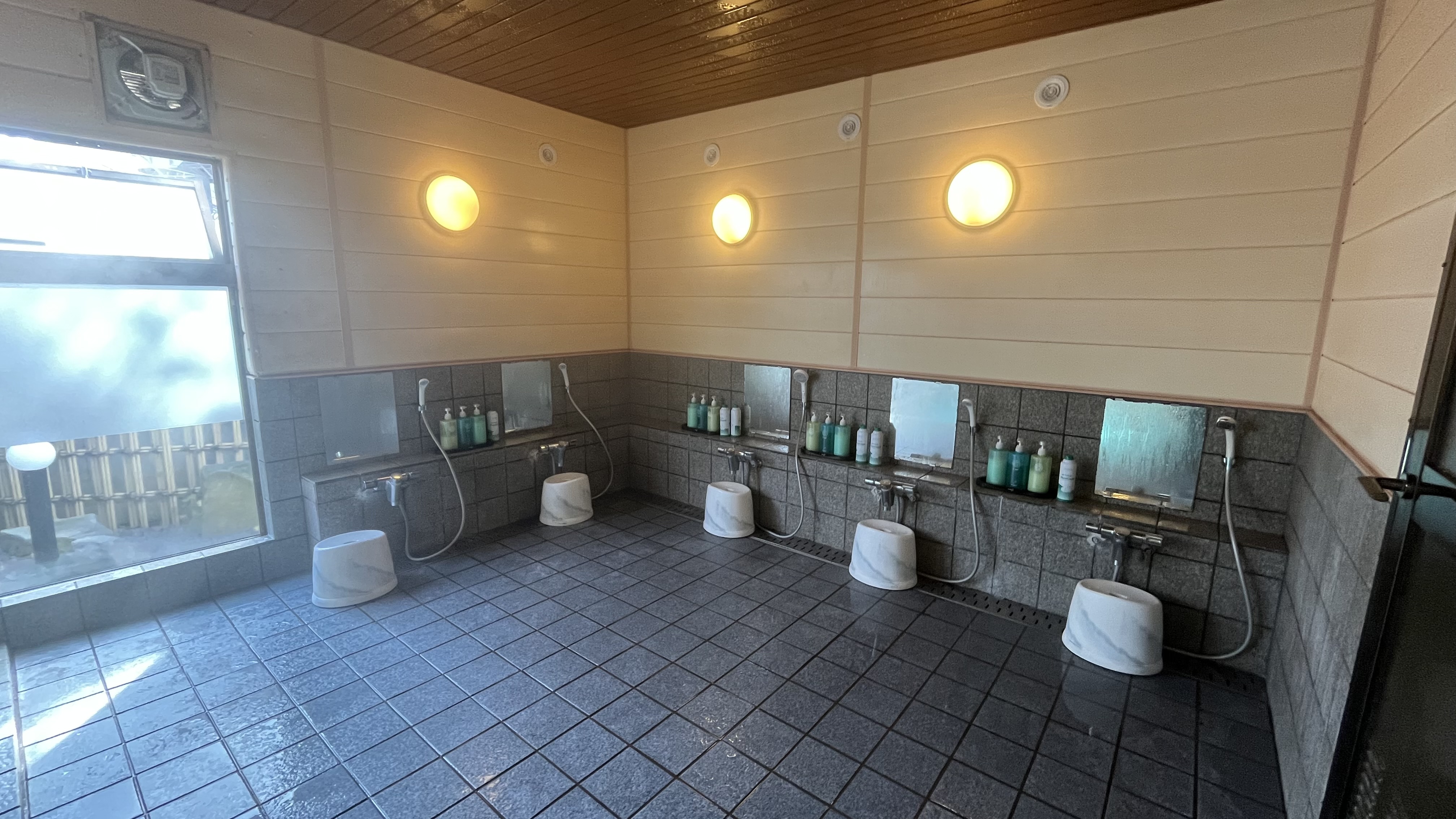 【男性専用コートヤード】大浴場洗い場