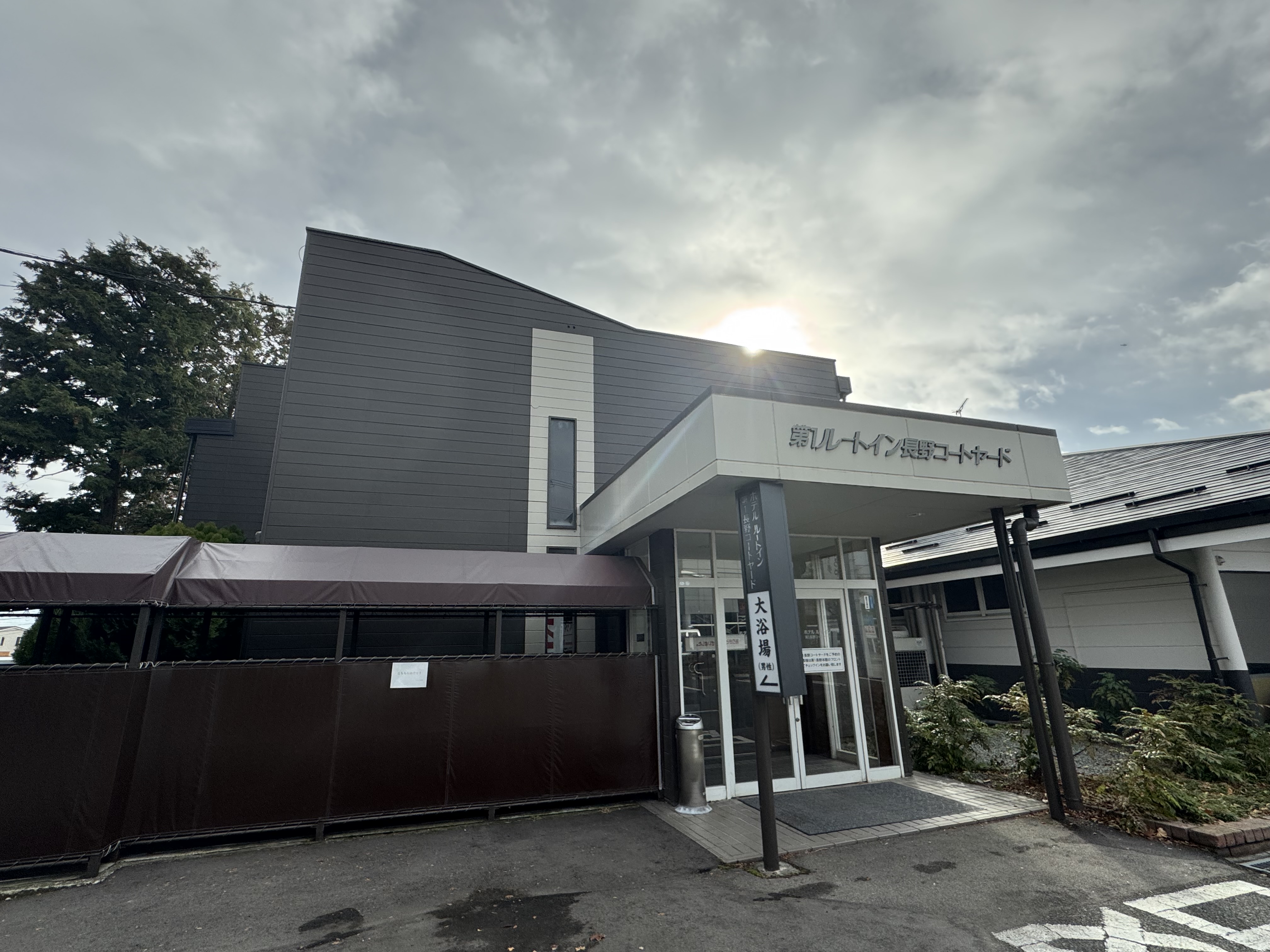 【男性専用コートヤード】入口外観